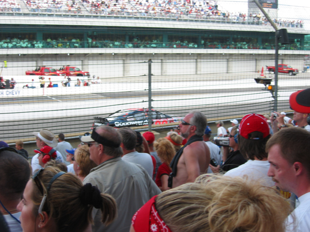 Brickyard 2003 36 - Harvick racing for lead